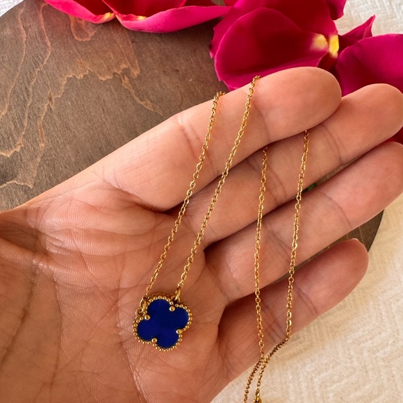 Elegant Gold and Blue Clover Pendant Necklace - Picture 3 of 5